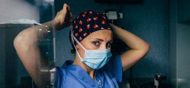 Surgeon preparing for surgery
